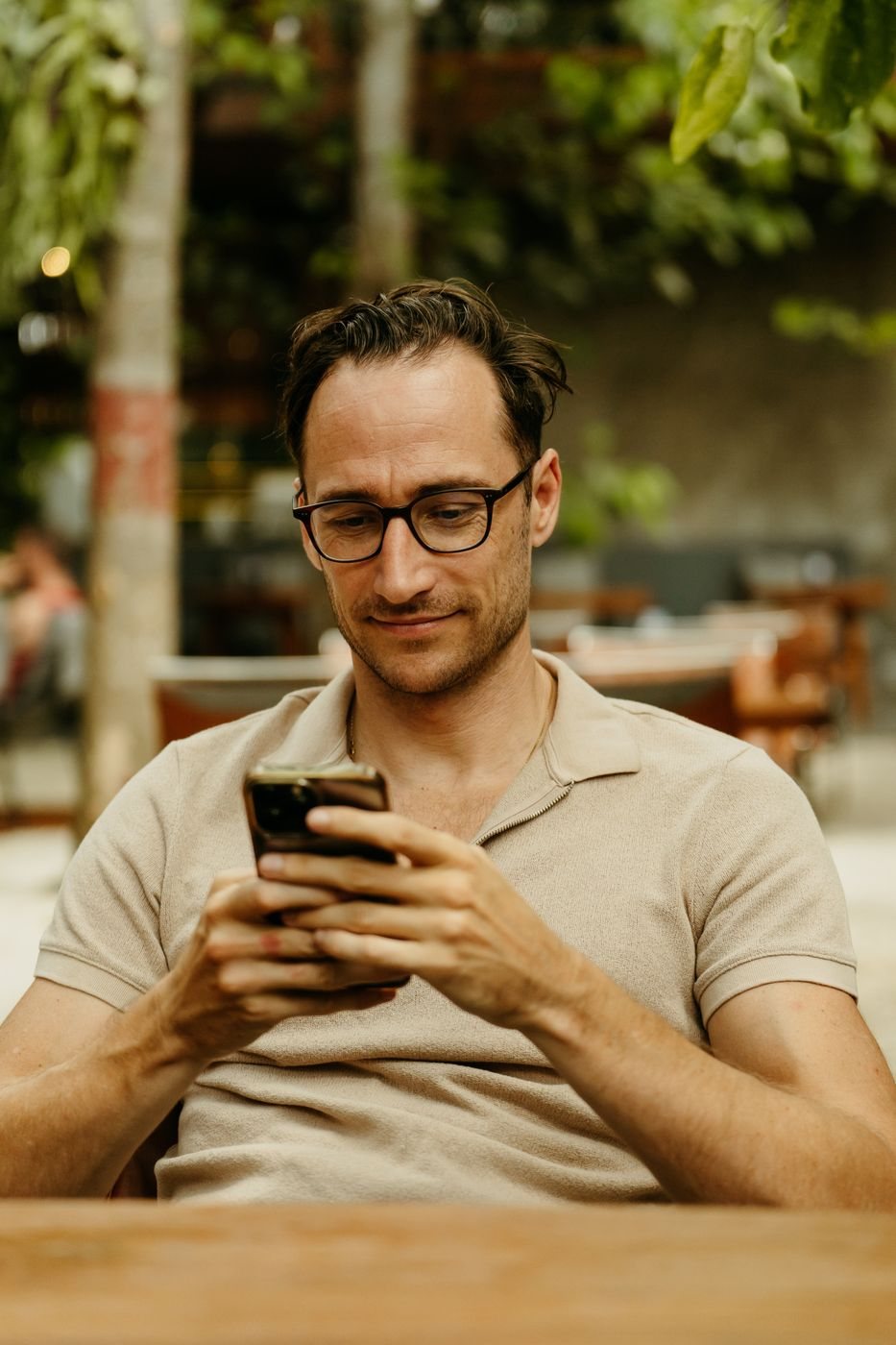 I got on zoom with a man who booked a discovery call with me: Childhood trauma and the body. Jan-Willem van der Heiden looking at his phone, with relationship coach Jan-Willem van der Heiden