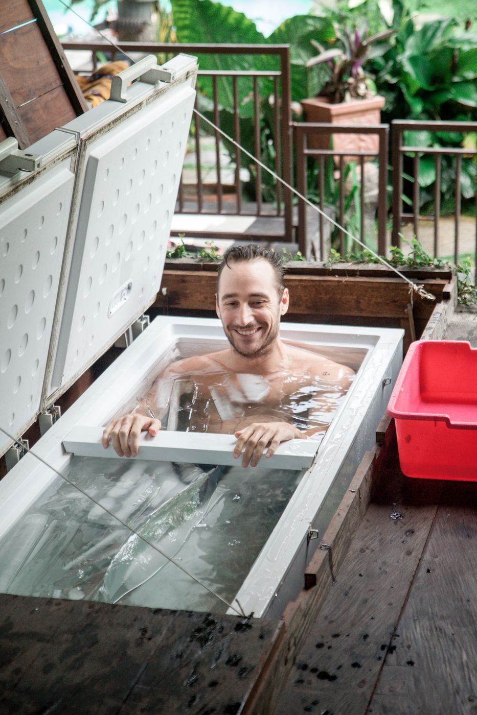 I've had back problems my whole life: Finding the right relationship coach. Jan-Willem van der Heiden in an ice bath, with relationship coach Jan-Willem van der Heiden