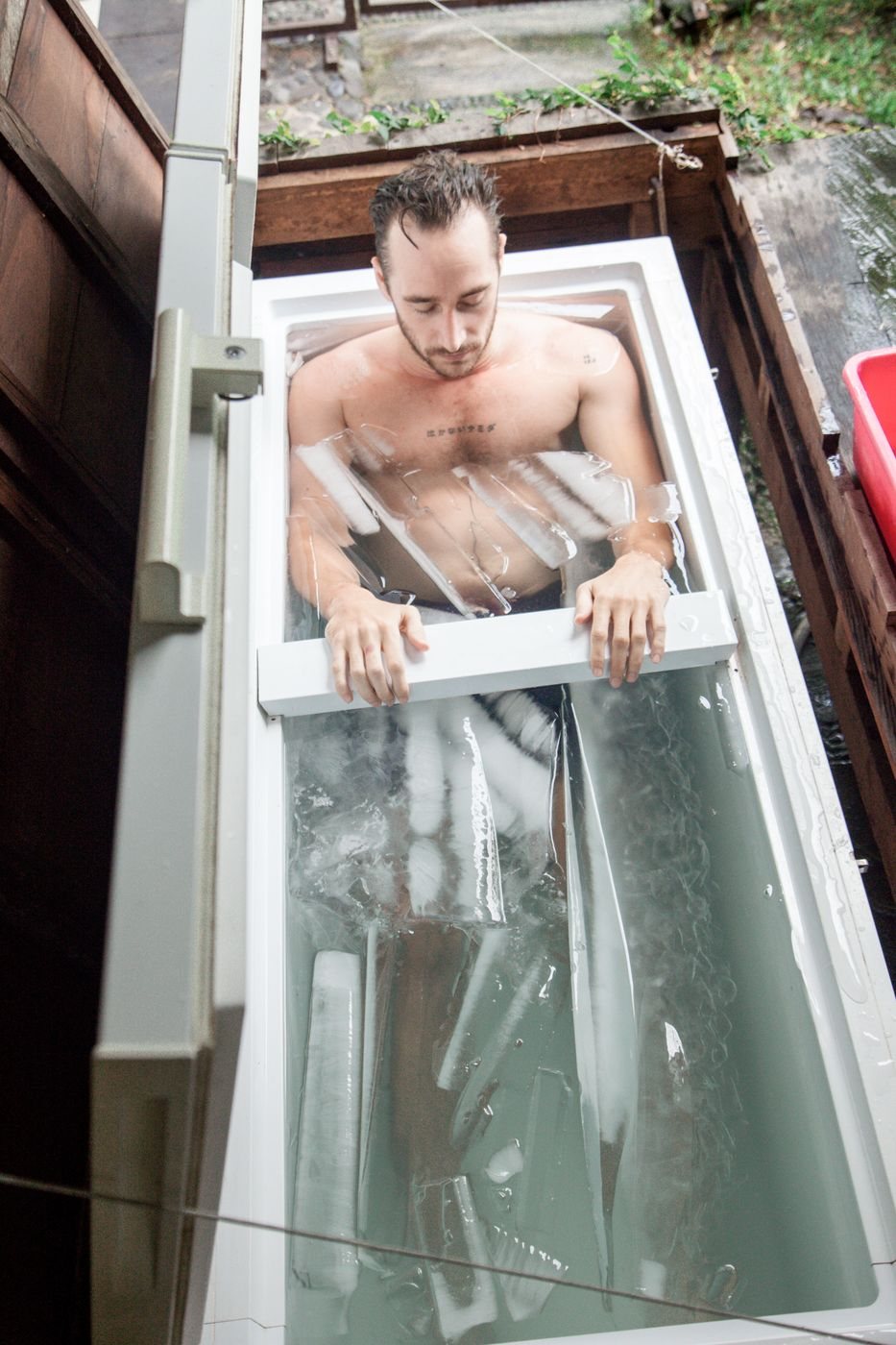 People misunderstand anger: How to express anger in a relationship. Jan-Willem van der Heiden in an ice bath, with relationship coach Jan-Willem van der Heiden