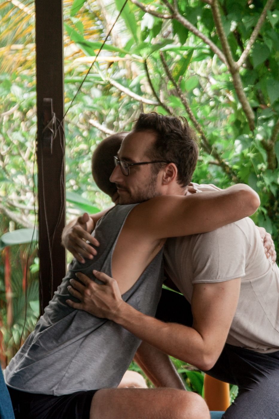 There is such a simple hack to make you feel more connected: Touch your partner to feel more connected. Jan-Willem van der Heiden hugging a man at a retreat, with relationship coach Jan-Willem van der Heiden